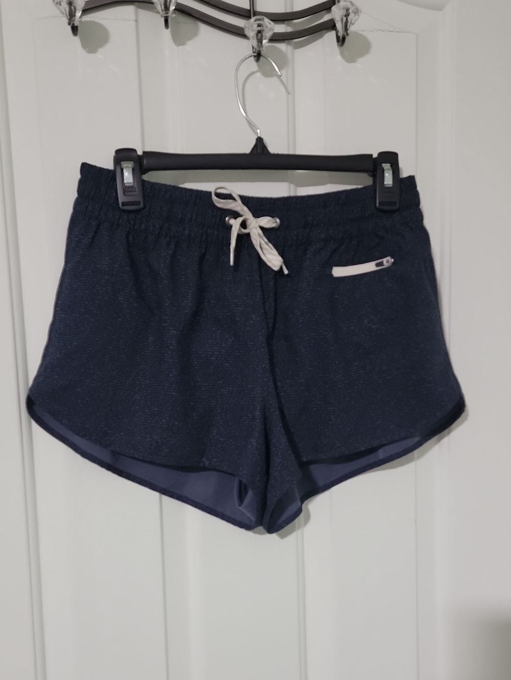 Vuori Women's Clementine Short 2.0 In Azure Dashed Lines 2.5 Inseam Size Medium